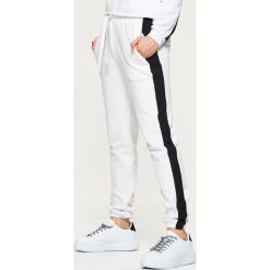 Odzież damska: Materiałowe joggery z lampasem high waist - Biały