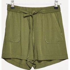 Odzież damska: Materiałowe szorty z paskiem high waist - Khaki