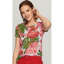 Odzież damska: T-shirt w kwiaty – Różowy