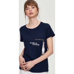 T-Shirty damskie: T-shirt z aplikacją – Granatowy