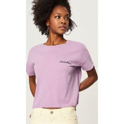 Odzież damska: T-shirt z wyhaftowanym napisem – Różowy