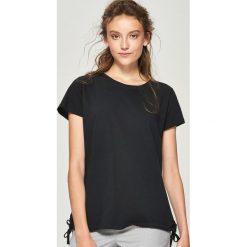 Odzież damska: Luźny t-shirt z wiązaniami - Czarny