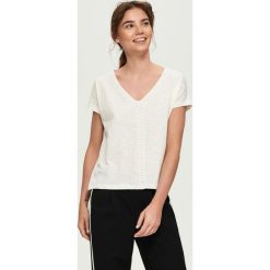 T-Shirty damskie: T-shirt z koronką – Kremowy