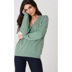 Odzież damska: NA-KD Basic Bluza basic z dekoltem V – Green