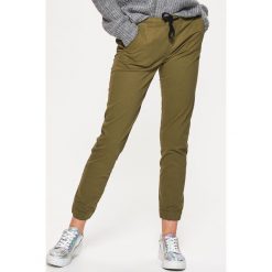 Odzież damska: Materiałowe joggery - Khaki