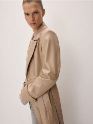 Płaszcz z imitacji skóry - beżowy. Brązowe płaszcze damskie Reserved, l, bez wzorów, ze skóry, bez kaptura. W wyprzedaży za 99.99 zł.