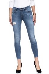 WRANGLER CROP SKINNY DAMAGED BLUE W28MLU86J. Niebieskie rurki damskie Wrangler, bez wzorów, z jeansu. W wyprzedaży za 89.99 zł.