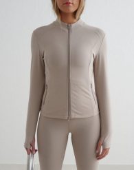 Damska kurtka jedwabista, second skin, dwusuwowy zamek Sense ciemna glina. Brązowe kurtki sportowe damskie Aim'n, l, bez wzorów, z elastanu, bez kaptura. Za 339.00 zł.
