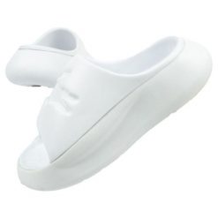 Klapki Lacoste Serve Slide 0421G białe. Białe klapki damskie bez wzorów, z syntetyku, bez obcasa, bez zapięcia. W wyprzedaży za 329.02 zł.
