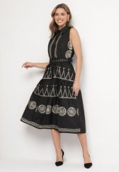 Czarna Koszulowa Sukienka z Ozdobnym Haftem i Paskiem Mallivena. Czarne sukienki damskie Born2be, bez wzorów, z bawełny, klasyczne, bez ramiączek. Za 189.99 zł.