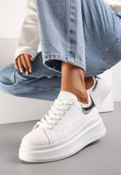 Biało-Srebrne Sneakersy na Grubej Podeszwie z Perforacją i Ozdobą Gumowym Misiem Aireth. Białe obuwie sportowe damskie Renee, z gumy, bez zapięcia. Za 99.99 zł.