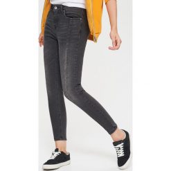 Jeansy SLIM - Szary. Szare jeansy damskie Cropp. W wyprzedaży za 39.99 zł.