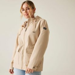 Kurtka turystyczna przeciwdeszczowa damska Otilie wodoodporna. Białe kurtki damskie Regatta, bez wzorów, z tkaniny, bez kaptura. W wyprzedaży za 287.50 zł.