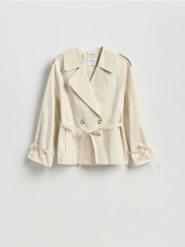 Krótki trencz - złamana biel. Płaszcze damskie Reserved, l, bez wzorów, z bawełny, bez kaptura. Za 259.99 zł.