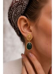 L'Atelier de Gaia Pozłacane kolczyki-wkrętki ze szmaragdami rozmiar: onesize. Zielone kolczyki damskie L'Atelier de Gaia, z szmaragdem, pozłacane. Za 65.95 zł.