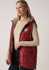 Czerwona Pikowana Kamizelka o Długim Kroju z Nieodpinanym Kapturem i Aplikacją Koretes. Czerwone kamizelki damskie Born2be, l, z aplikacjami, z poliesteru. Za 139.99 zł.