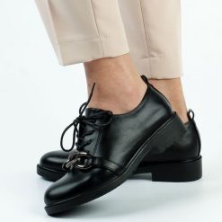 Czarne półbuty damskie S.Barski 323 Pu. Czarne półbuty damskie S.BARSKI, bez wzorów, ze skóry, bez obcasa, na obcasie, bez zapięcia. Za 149.00 zł.