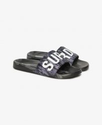 Superdry Camo Pool Sliders - klapki z wyściełanym paskiem – Dark Grey Tiger Camo. Szare klapki damskie Superdry, bez wzorów, z nylonu, bez obcasa, bez zapięcia. Za 174.20 zł.
