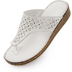Damskie Skórzane Klapki Japonki Nell Klapki Białe. Czarne klapki damskie ENELL, bez wzorów, bez obcasa, bez zapięcia. Za 324.99 zł.