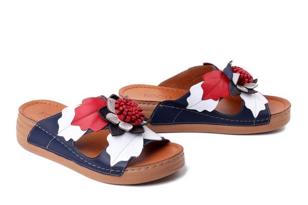 KOCH 030.351.3843 navy-white-red, klapki damskie. Białe klapki damskie KOCH, bez wzorów, ze skóry, bez obcasa, na koturnie, bez zapięcia. Za 153.68 zł.