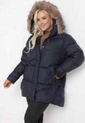 Granatowa Kurtka z Kapturem i Sztucznym Futerkiem Tsani. Niebieskie kurtki damskie Born2be, na zimę, plus size, z aplikacjami, z jeansu, z kapturem. Za 249.99 zł.