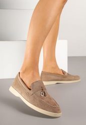 Ciemnobeżowe Mokasyny z Ekozamszu Zdobione Metaliczną Zawieszką Ralselia. Brązowe mokasyny damskie Renee, bez obcasa. Za 79.99 zł.