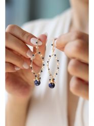 Pierres delicates Pozłacane kolczyki z szafirami rozmiar: onesize. Niebieskie kolczyki damskie Pierres delicates, z perłą, pozłacane, z zapięciem typu bigiel. Za 109.52 zł.