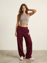Spodnie dresowe wide leg z naszywką - bordowy. Czerwone spodnie sportowe damskie Sinsay, l, z aplikacjami, z dresówki. Za 39.99 zł.