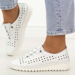 Białe ażurowe skórzane półbuty damskie T.Sokolski 4001. Białe półbuty damskie Sokolski, na jesień, w ażurowe wzory, z jeansu, z okrągłym noskiem, bez obcasa, na płaskiej podeszwie, bez zapięcia. Za 259.00 zł.