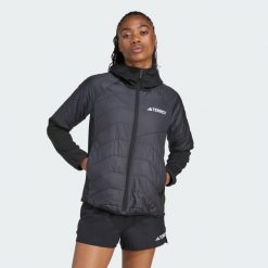 Ocieplana hybrydowa kurtka z kapturem Terrex Multi CLIMAWARM. Czarne kurtki damskie Adidas, uniwersalny, bez wzorów, z kapturem. Za 529.00 zł.