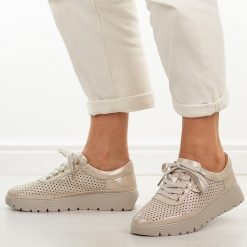 Złote ażurowe skórzane półbuty damskie Vinceza 79629. Żółte półbuty damskie VINCEZA, na lato, z aplikacjami, z jeansu, z okrągłym noskiem, bez obcasa, bez zapięcia. Za 239.00 zł.