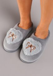Szare Płaskie Kapcie Ozdobione Metalową Kokardą Leremira. Szare kapcie damskie Born2be. Za 29.99 zł.