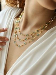 L'Atelier de Gaia Pozłacany naszyjnik z kryształami - dł. 48 cm rozmiar: onesize. Niebieskie naszyjniki damskie L'Atelier de Gaia, z kryształem, pozłacane. Za 104.89 zł.