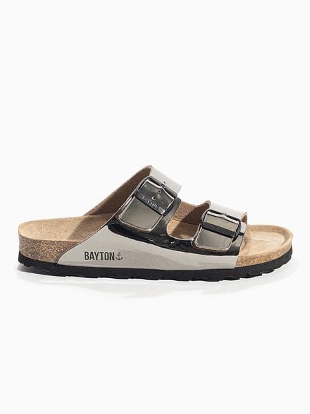 BAYTON Klapki "Tracy" w kolorze srebrnym rozmiar: 39. Szare klapki damskie Bayton, bez wzorów, z otwartym noskiem, bez obcasa, bez zapięcia. Za 92.64 zł.