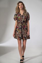 Sukienka koszulowa w kwiaty rozkloszowana mini z wiskozy z guzikami. Sukienki damskie Figl, bez wzorów, z wiskozy, biznesowe, bez ramiączek. Za 209.00 zł.