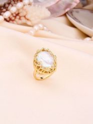 L'Atelier de Gaia Pozłacany pierścionek z cyrkoniami i perłą rozmiar: onesize. Brązowe pierścionki damskie L'Atelier de Gaia, z cyrkonią, pozłacane. Za 87.40 zł.