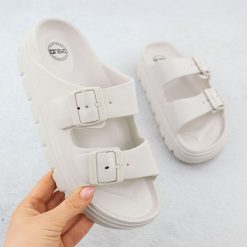 Klapki basenowe plażowe na platformie z klamrami beżowe NEWS 5610. Brązowe klapki damskie NEWS, bez wzorów, z materiału, bez obcasa, na platformie, bez zapięcia. Za 59.99 zł.