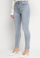 Jasnoniebieskie Dopasowane Bawełniane Jeansy z Efektem Push-Up Arisane. Niebieskie jeansy damskie Born2be, bez wzorów, z bawełny, długie. Za 89.99 zł.