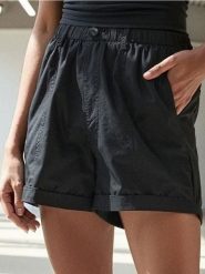 Szorty materiałowe regular - czarny. Czarne spodenki sportowe damskie Sinsay, l, bez wzorów, z materiału. W wyprzedaży za 17.99 zł.