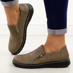 Khaki półbuty damskie Potocki 90352. Brązowe półbuty damskie POTOCKI, na jesień, bez wzorów, z gumy, z okrągłym noskiem, bez obcasa, na płaskiej podeszwie, bez zapięcia. Za 139.00 zł.