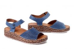 MANITU 910330-05 blau, sandały damskie. Niebieskie sandały damskie Manitu, bez wzorów, ze skóry, bez obcasa, na koturnie, bez zapięcia. Za 229.42 zł.