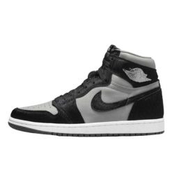Buty do chodzenia dla dorosłych Air Jordan 1 Retro High OG Twist 2.0. Szare obuwie sportowe casual damskie Jordan, bez zapięcia. W wyprzedaży za 598.90 zł.