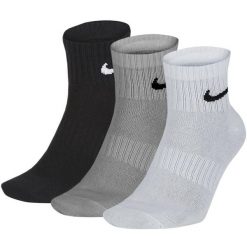 Skarpety Nike Everyday Lightweight Ankle 3 pary. Czarne skarpetki damskie Nike, bez wzorów, z bawełny. Za 63.99 zł.