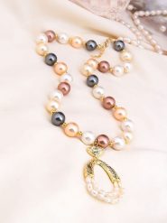 Pierres delicates Naszyjnik z elementami ozdobnymi - dł. 50 cm rozmiar: onesize. Białe naszyjniki damskie Pierres delicates, z perłą, z mosiądzu. Za 104.99 zł.