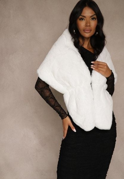 Białe Ponczo z Ozdobnym Futerkiem Cralinne. Białe swetry klasyczne damskie Renee, bez kołnierzyka. Za 99.99 zł.