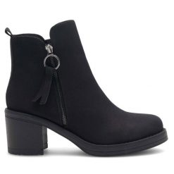 Botki Clara Barson. Czarne botki damskie Clara Barson, bez obcasa, na słupku, bez zapięcia. Za 149.99 zł.