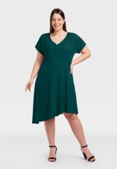 Sukienka elegancka z wiązaniem na plecach JANETTE butelkowa zieleń. Zielone sukienki damskie KARKO, bez wzorów, z elastanu, eleganckie, bez ramiączek. Za 189.50 zł.