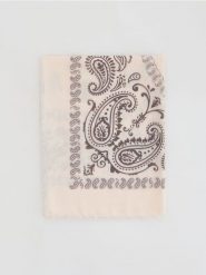 Wzorzysty szal z dodatkiem wiskozy - kremowy. Białe szaliki damskie Reserved, bez wzorów, z wiskozy. Za 79.99 zł.