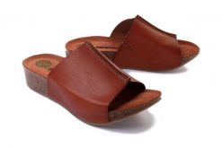 DR. BRINKMANN 700401-02 braun, klapki damskie. Brązowe klapki damskie Dr. Brinkmann, bez wzorów, ze skóry, bez obcasa, bez zapięcia. Za 304.90 zł.