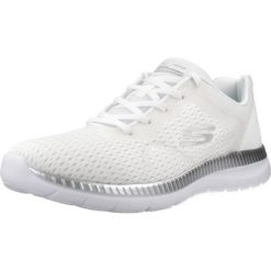 Buty SKECHERS BOUNTIFUL-QUICK PATH Biały. Białe obuwie trekkingowe damskie Skechers, z tkaniny, bez zapięcia. Za 259.99 zł.